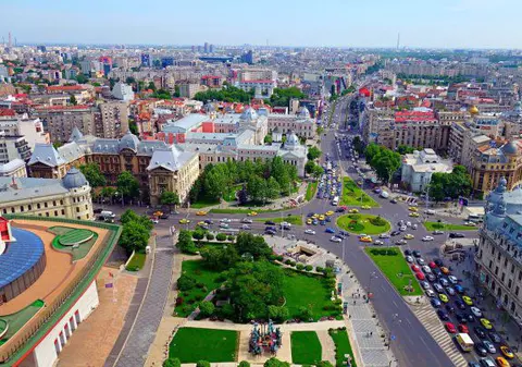 O femeie a fost încătuşată și dusă la spital, după ce ar fi încercat să se arunce în faţa unei maşini, în Capitală