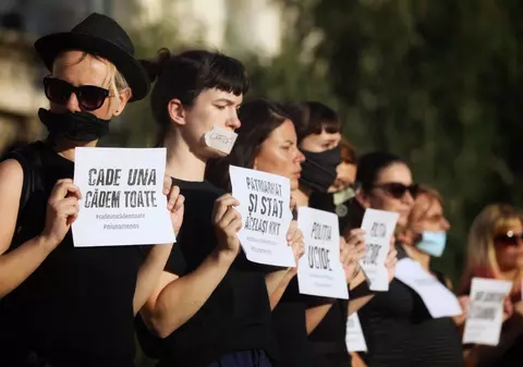 Al doilea protest în fața Ministerului de Interne după uciderea Alexandrei Măceșanu. „Moartea uneia dintre noi e moartea siguranţei tuturor femeilor”