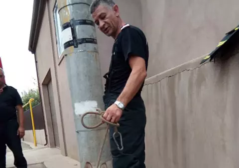 Câine ciobănesc german, salvat de pompieri dintr-un bazin adânc de cinci metri, la Huși | FOTO