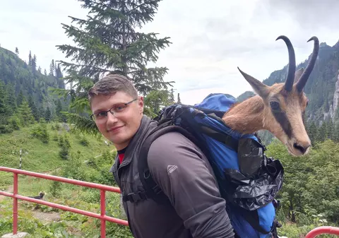 Capră neagră cu piciorul rupt, cărată într-un rucsac! Intervenție inedită a salvamontiștilor din Râșnov