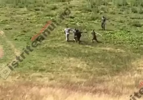 Imagini șocante! Un motociclist belgian a fost bătut de ciobanii din Bistriţa