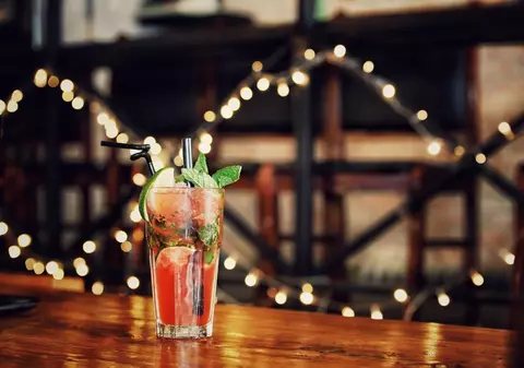 Rețete de cocktailuri pe care trebuie să le încerci vara asta (PUBLICITATE)
