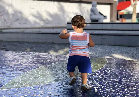 Aproape 350.000 de copii români cresc fără părinții lor. Spiegel Online scrie despre "orfanii europeni"