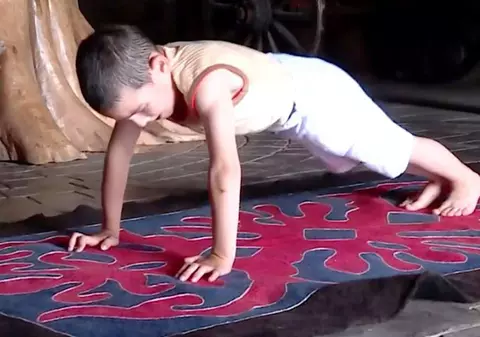 VIDEO / Un băiețel de 6 ani din Rusia a făcut peste 3.200 de flotări în mai puțin de două ore