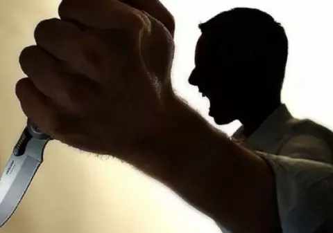 Tânăr de 17 ani, înjunghiat pe un teren de fotbal din București. Suspectul este un adolescent