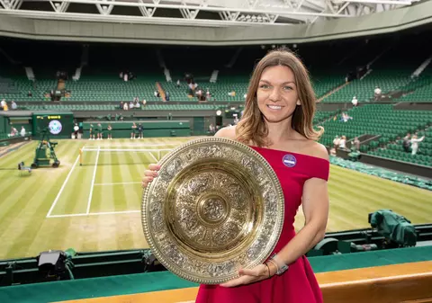 GALERIE FOTO | Simona Halep, ședință foto specială în calitate de campioană la Wimbledon. ”Poză cu noul meu cel mai bun prieten”