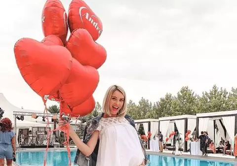 Cum arată Diana Dumitrescu în costum de baie, în luna a opta de sarcină