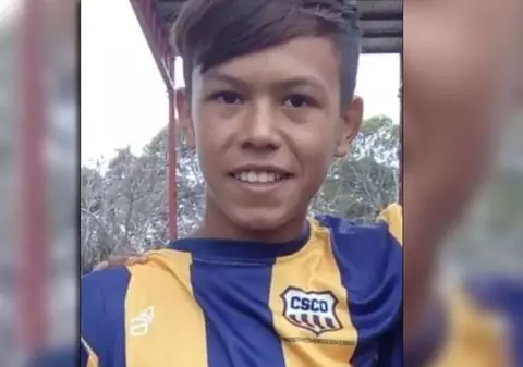 Un fotbalist de 12 ani din Argentina a dispărut după ce a fost la un antrenament. El a fost găsit mort, cu peste 30 de răni de cuțit și mușcături de câine pe corp!