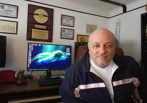 Marius Dragomir a devenit «solist și compozitor paranormal». «Muzica ne face parte din viața cosmică»