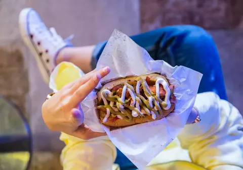 Cele mai multe comenzi online pentru mâncare, făcute în București, Cluj-Napoca și Timișoara. Preparatul preferat de români