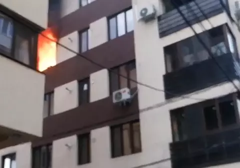 Un incendiu violent a cuprins două apartamente dintr-un bloc din Sectorul 3