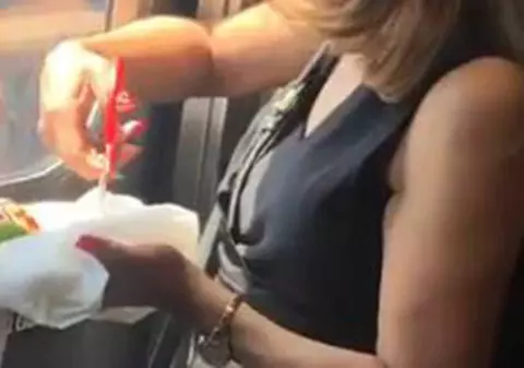 La masă în metrou: a mâncat tacos cu foarfeca!