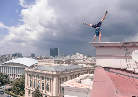 Artiști de free-running vor sfida gravitația pe clădirile din centrul Bucureștiului! Se întâmplă azi, la Festivalul Internațional de Teatru de Stradă