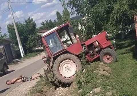 Caz șocant: un tată și fiul lui au omorât un om și au fost prinși de poliție când transportau cadavrul cu tractorul în plină zi!