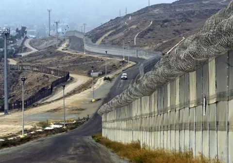 Trump nu are voie să folosească banii Pentagonului pentru a construi zidul cu Mexicul