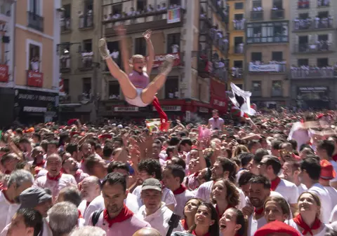 A început San Fermin, festivalul dedicat curselor cu tauri din Spania. Protest topless cu o zi înainte de festivități | FOTO