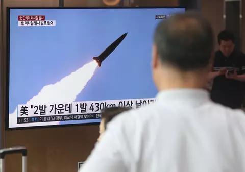 Coreea de Nord a lansat două proiectile neidentificate către Marea de Est. Japonia: "Extrem de regretabil"