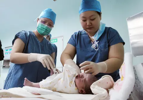 O femeie a descoperit că a fost inseminată greșit, după ce a născut gemeni