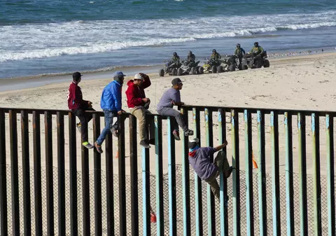 În 2018, poliția de frontieră a SUA a prins de două ori mai mulți români decât cubanezi intrați ilegal. O româncă însărcinată a căzut când sărea gardul de la graniță și a murit!