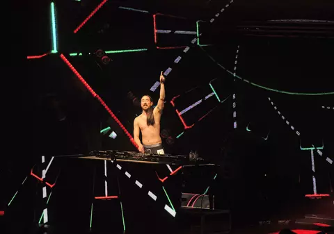 Câteva minute de faimă pentru un turist care a fost confundat cu DJ Steve Aoki la un festival muzical din Mexic