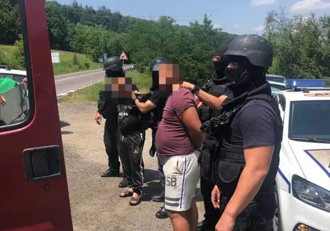 Doi indivizi întorși din Suedia cu marfa furată, încătușați de mascați într-o operațiune fulger. |VIDEO