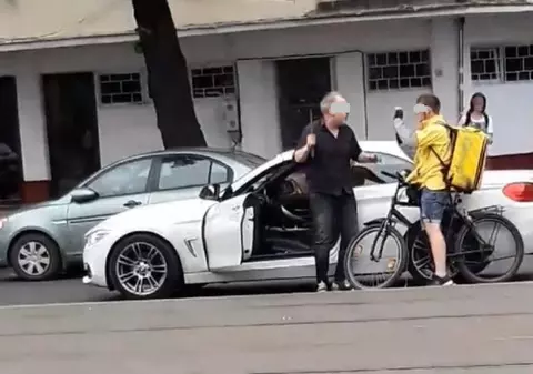 VIDEO | Un biciclist a fost snopit în bătaie de şoferul unui bolid, în Capitală