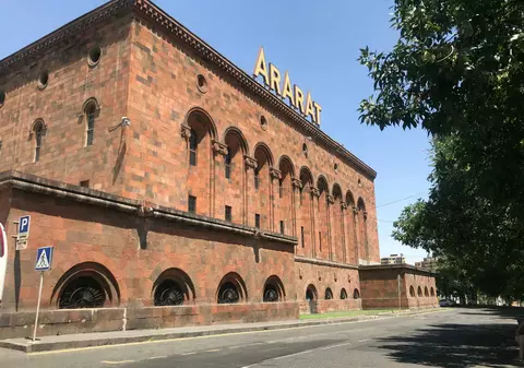 Ion Iliescu și Traian Băsescu au câte un butoi de brandy la fabrica de coniac din Erevan!