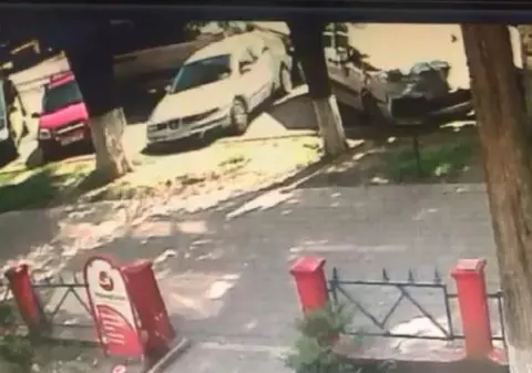 Şoferul unui microbuz din Iaşi a lovit în plin cinci maşini parcate. Două persoane au fost transportate la spital