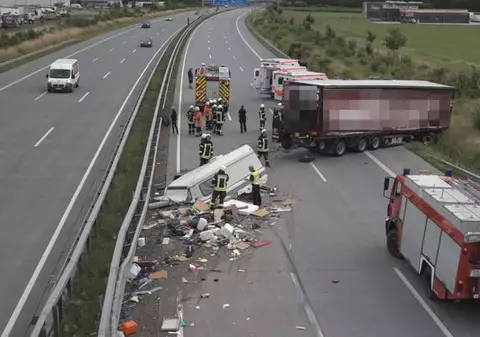 Un şofer de TIR a făcut infarct la volan. Camionul lui a distrus rulota unei familii cu doi copii