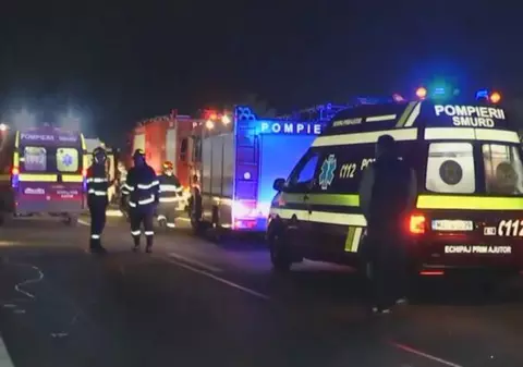 Accident pe Transfăgărășan. O mașină cu 5 oameni a căzut într-o râpă