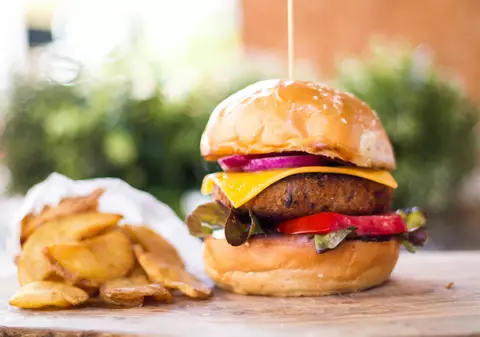Tu alegi the Best Meatless Burger in Town! (PUBLICITATE)