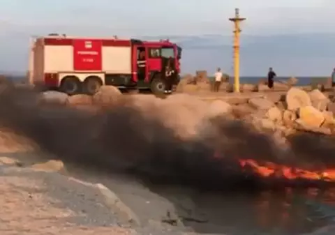 VIDEO | Incendiu în portul Eforie Nord. O șalupă a luat foc