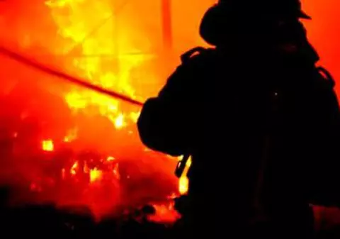 Trei case cuprinse de flăcări în localitatea Sibiel. De unde a pornit focarul