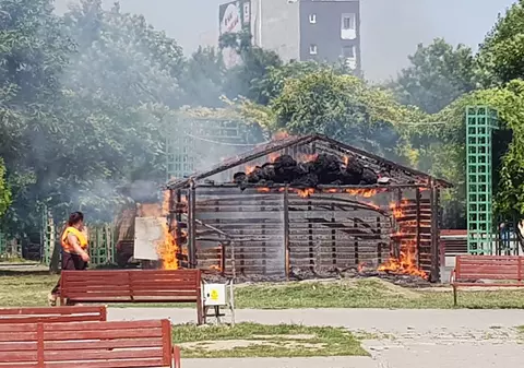 FOTO| Incendiu în parcul Sebastian. A ars o căsuță de lemn amplasată de primărie cu ocazia Crăciunului