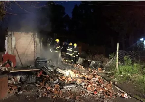 Cinci copii au murit după ce casa în care locuiau a luat foc în timp ce dormeau