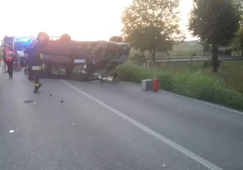 O camionetă care transporta muncitori români s-a răsturnat pe o stradă în Italia. Cinci persoane au fost transportate la spital