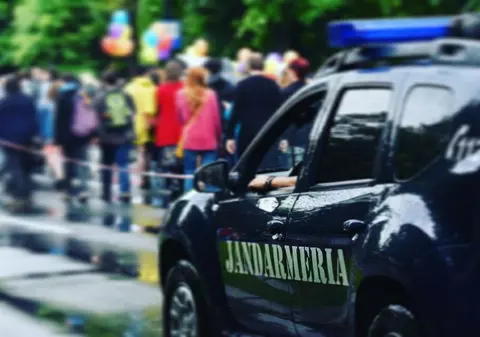 Un bărbat din Braşov, care alerga pe stradă cu un cuțit după ce a rănit o persoană, a fost reținut de jandarmi