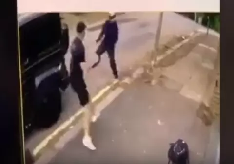 VIDEO | Mesut Ozil a fost atacat cu cuțitul în Londra! Starul lui Arsenal a trecut prin spaima vieții, dar a avut noroc cu colegul Kolasinac