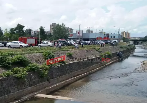 O mașină a căzut în râul din Baia Mare. Greșeala de începător a șoferului de 60 de ani