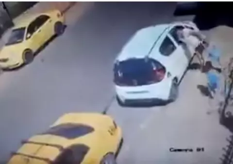 Un băiețel de doi ani s-a smuls din mâna mamei sale și a fost călcat de camion | FOTO