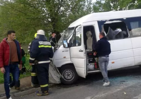 Microbuz cu mai mulți copii, implicat într-un accident în Prahova. Traficul pe DN1D este blocat