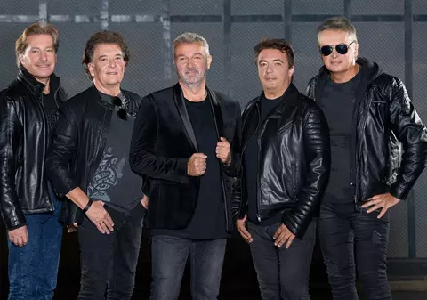 Mugurel Vrabete cântă cu Holograf în weekenduri și singur în timpul săptămânii. “Bagă” blues la terase pentru turiștii de la mare