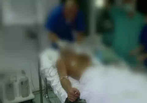 Fratele femeii din Arad care a fost înjunghiată de iubit a murit. Tânărul de 22 de ani sărise să-și apere sora, dar a primit un cuțit în inimă