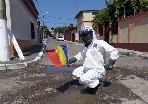 Mersul pe Lună în variantă românească. Un bărbat a simulat pasul lui Neil Armstrong printre gropile din Galați