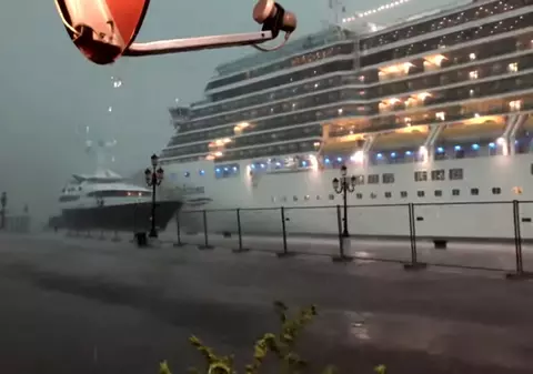 Imagini incredibile! O navă de croazieră era să se lovească de faleză, în Veneția, în timpul unei furtuni puternice | VIDEO