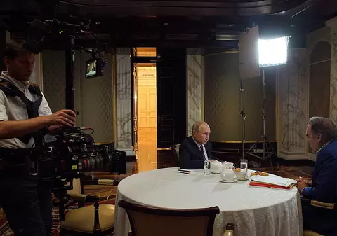 Oliver Stone i-a cerut lui Vladimir Putin să fie nașul fiicei sale. Răspunsul liderului de la Moscova