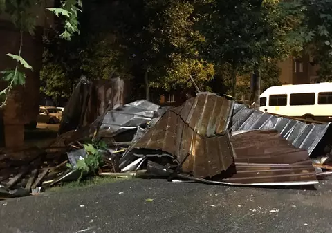 Cod roșu de furtună în Mehedinți. Patru oameni, printre care doi copii, au fost răniți în timpul vijeliei / FOTO&VIDEO