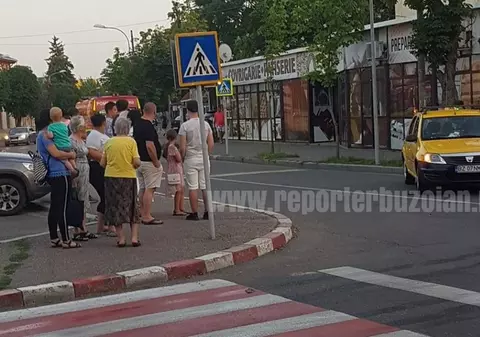 Patru copii aflați într-un taxi, răniți într-un accident în Buzău. Cel mai mic are 1 an (FOTO)