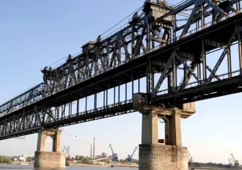 Circulaţia auto pe Podul Prieteniei se desfăşoară  alternativ astăzi, timp de patru ore, pe câte un singur sens de mers. Care este intervalul orar