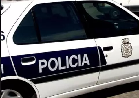 Un tânăr de 20 de ani s-a aruncat de la etajul trei cu o fetiță de un an și jumătate în brațe